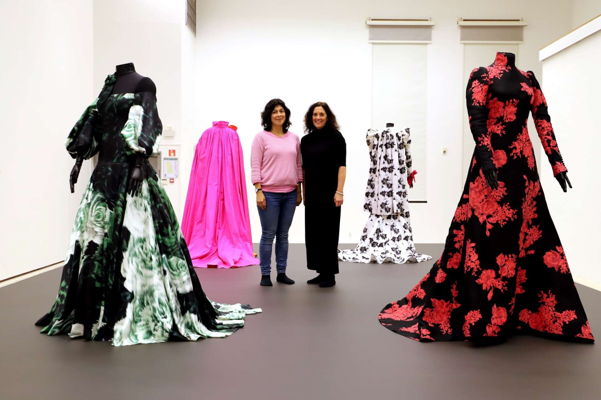 I oktober invigde Kristinehamns konstmuseum utställningen Evigt stolt i eget ljus - Sara Danius och modet.