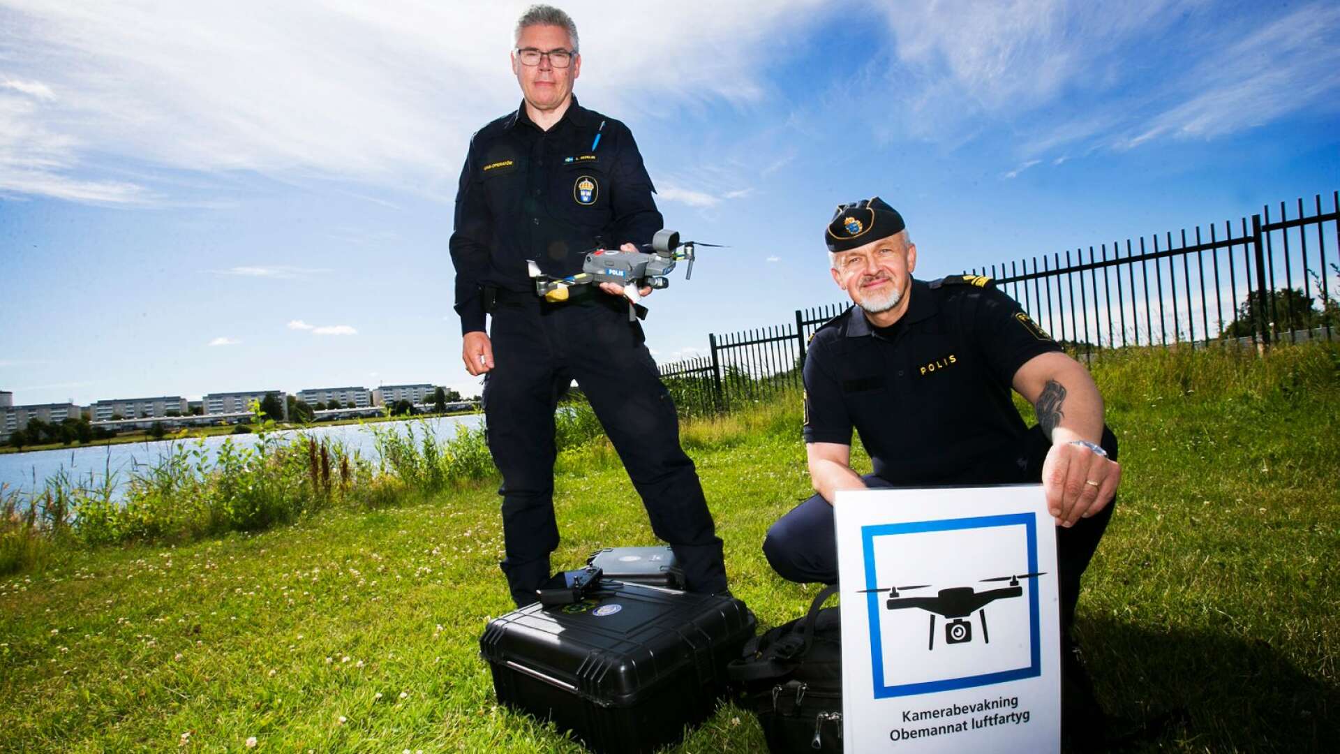 UAS-operatör Lars Hedelin och kommunpolis Anders Stridsberg visar polisens nya vapen mot vattenbus. 