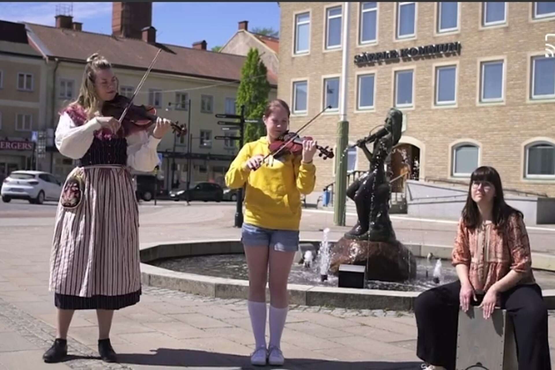 Sveriges yngsta stad framfördes av låtskrivaren själv, Meja Mattsson Antonsson och Sofia Thålin.