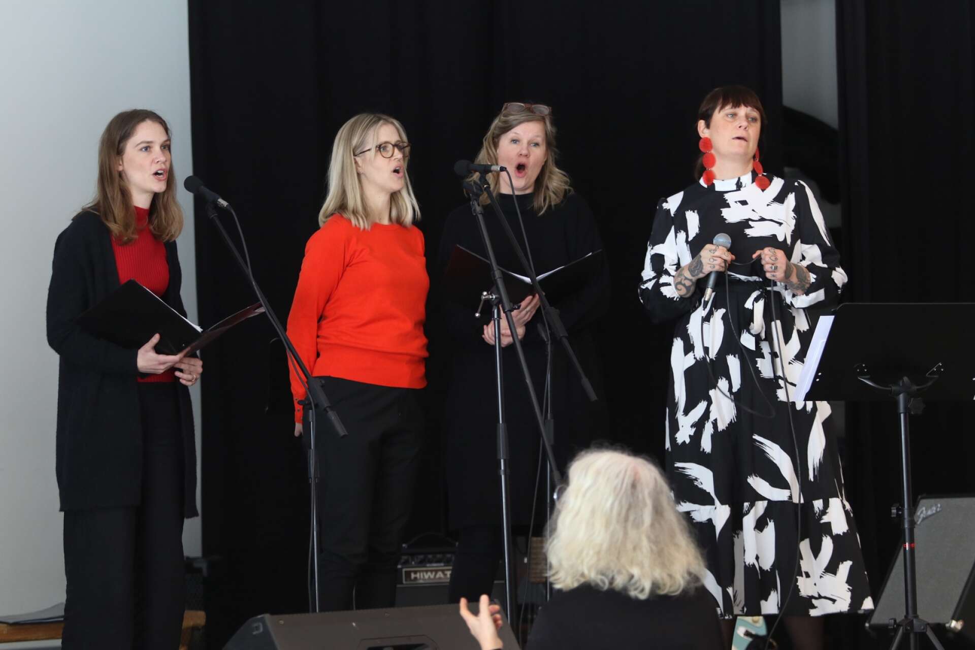 Sångensemblen Iris från Göteborg körade. Till höger står musikern Matilda Sjöström.
