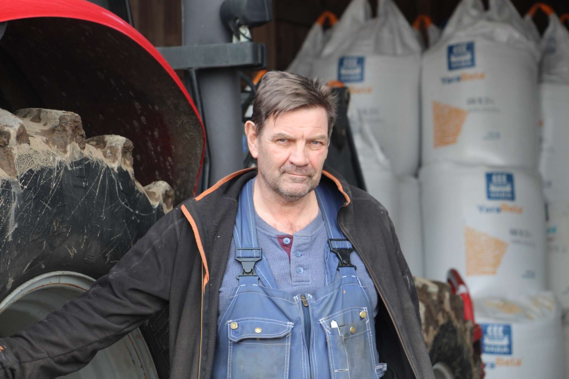 Som lantbrukare behöver Lennart Bogren och de andra som jobbar på gården bland annat diesel till traktorn och gödsel. Det och mycket annat har den senaste tiden blivit allt dyrare.