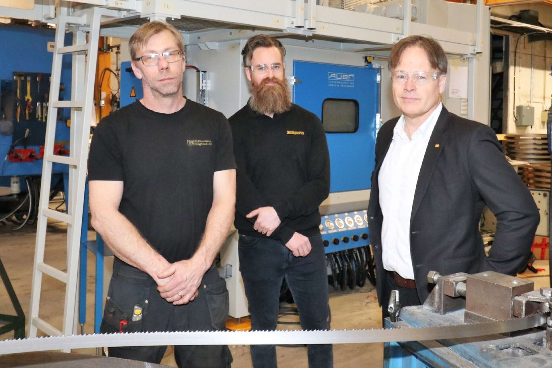 Håkansson Sågblad AB investerar. Thomas Sandin, Andreas Bergqvist och Anders Uttersäv framför den nyinköpta blästermaskinen.
