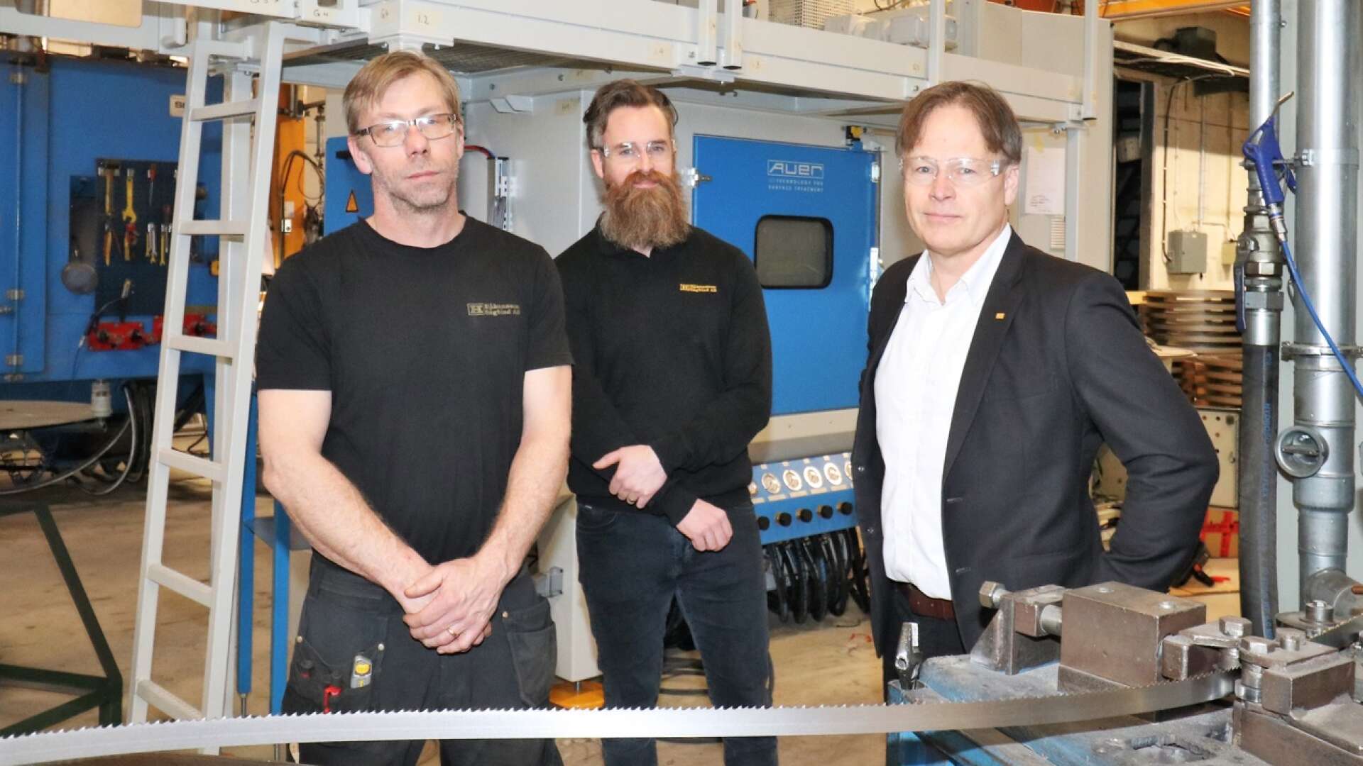 Håkansson Sågblad AB investerar. Thomas Sandin, Andreas Bergqvist och Anders Uttersäv framför den nyinköpta blästermaskinen.