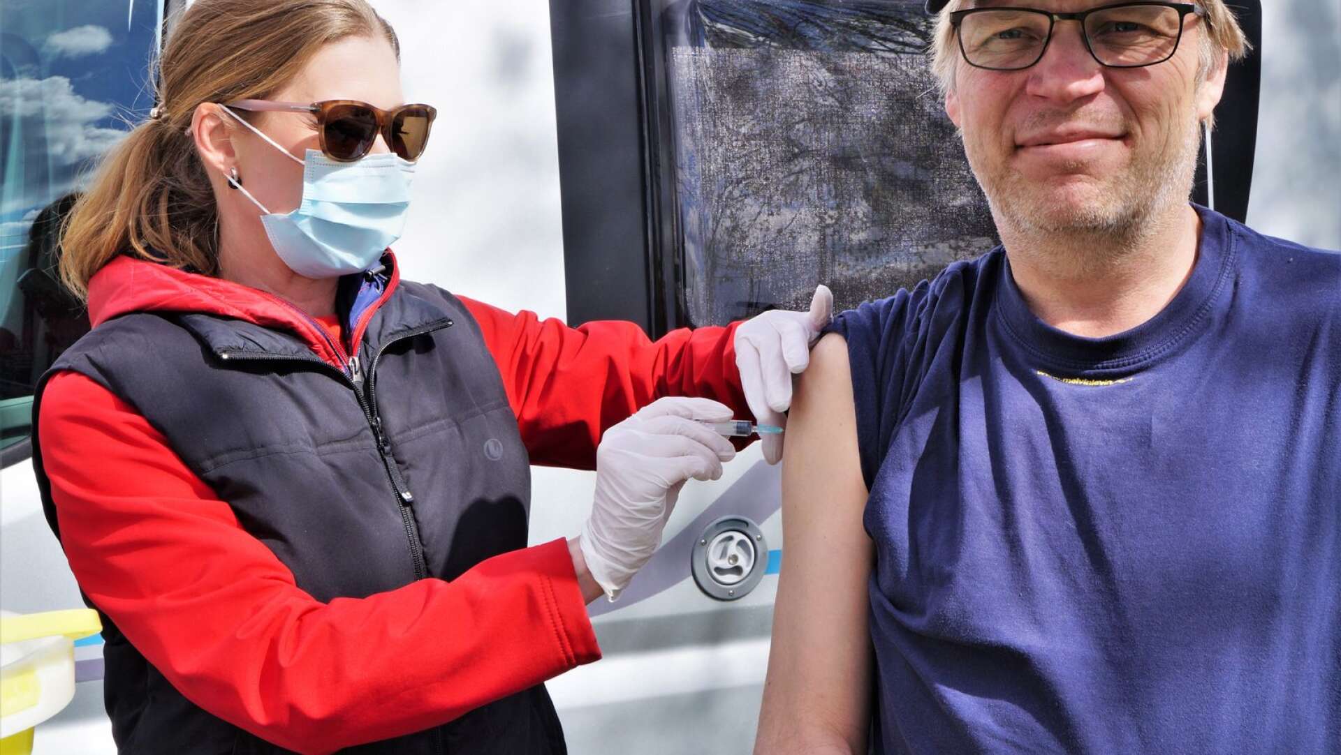 Mikael Zetterlund från Årjäng var först på tur när vaccinationsbussen besökte Åmål på onsdagen. &quot;I år har vi har fler kunder än vanligt&quot;, konstaterar sköterskan Jemma Myrberg. 