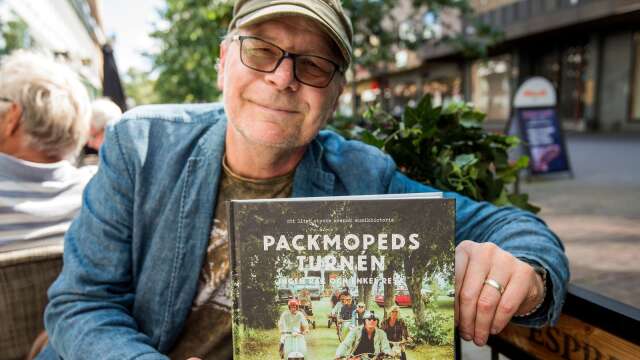 Göran Samuelsson, här med sin bok om Packmopedsturnén, får nu Nils Ferlin-sällskapets trubadurpris. 