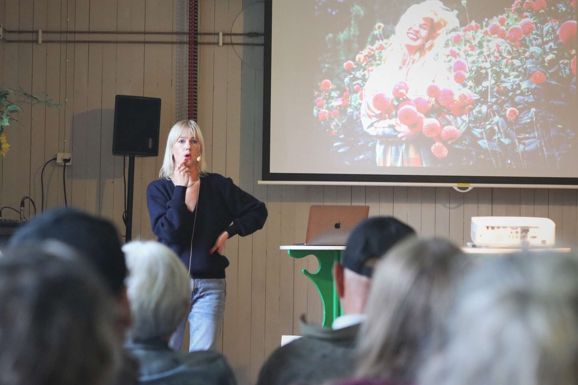 Trädgårdsmästaren och författaren Emily Bratt höll en välbesökt föreläsning om ”annorlunda trädgårdar” där hon utmanade och ifrågasatte traditionella trädgårdsnormer.