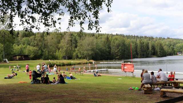 Knarrbysjöns badplats i Fengersfors – sommaren 2019, strax efter att kommunfullmäktige beslutade om att tillgänglighetsanpassa badmöjligheterna.
