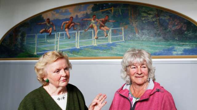 Elisabeth Göthberg och Gunilla Broberg vid Konstrands målning i Norra skolan.