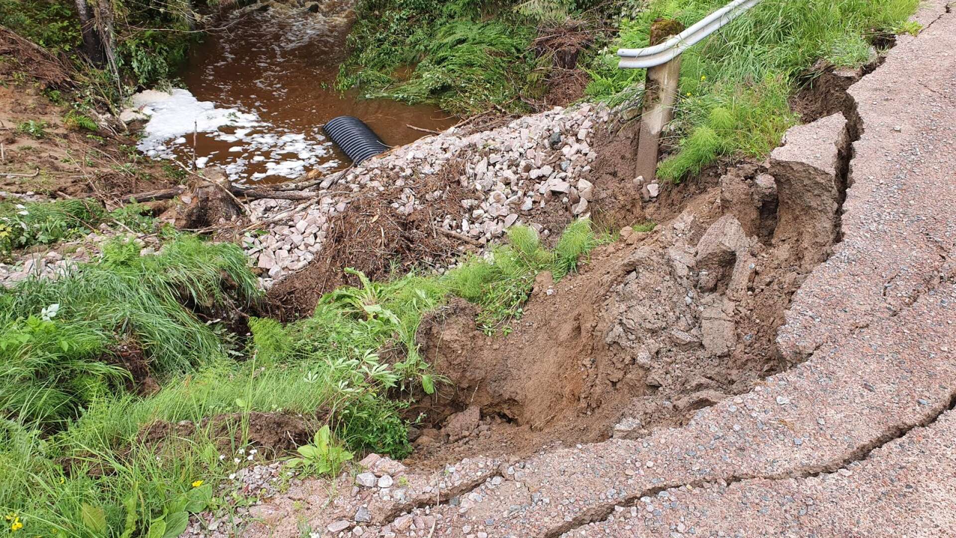 Skyfallet i Bjälverud orsakade stora skador på flera vägar.