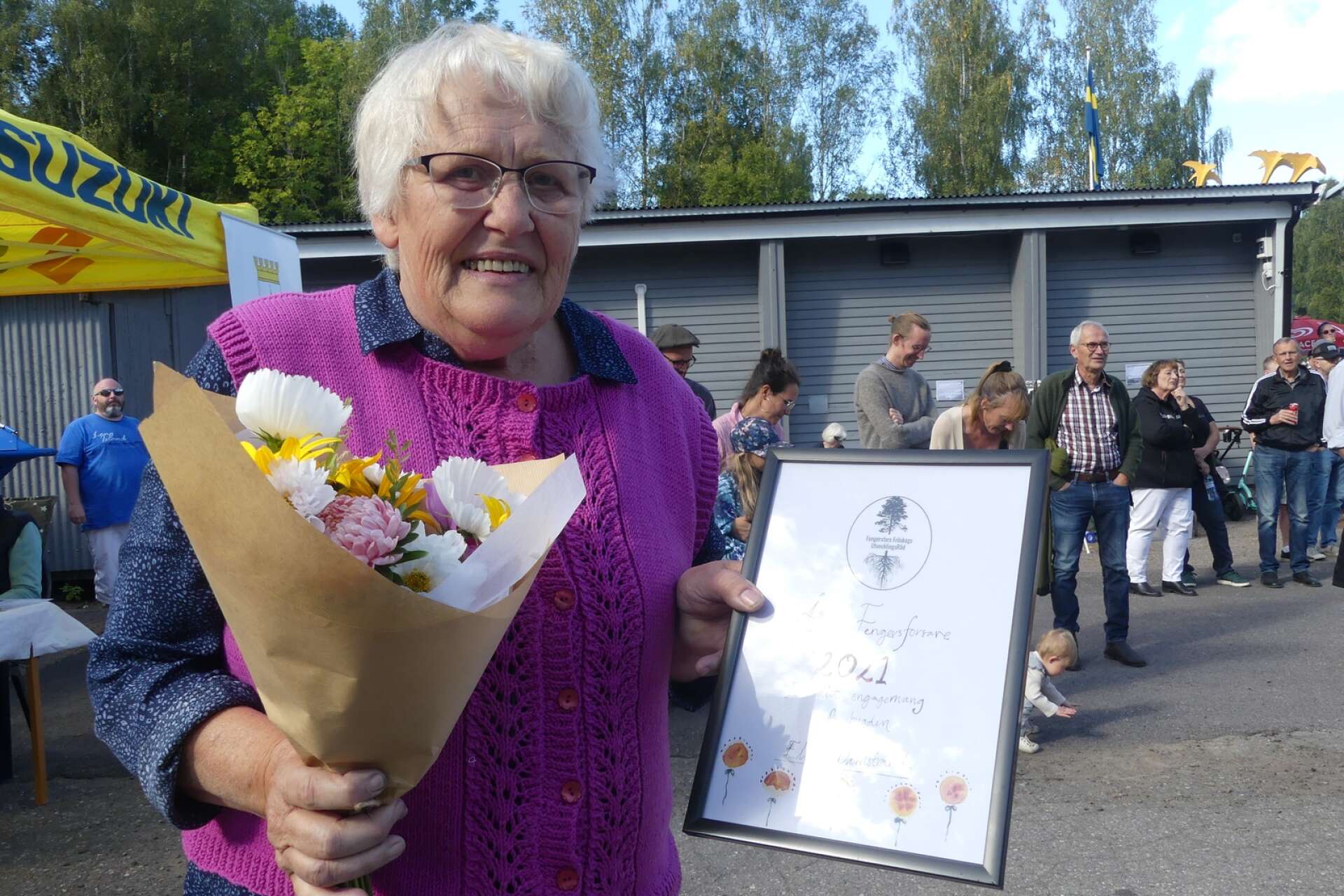 Elsa Dahlstrand är glad och stolt över att bli Årets fengersforsare 2021. Hon tog emot utmärkelsen på plats vid Lanthandelns dag i lördags.