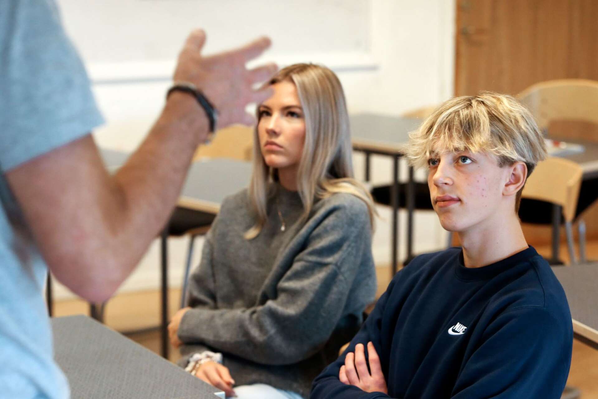 Ebba Svensson och Carl Andersson lyssnar alltid noga på David Lugners lektioner.