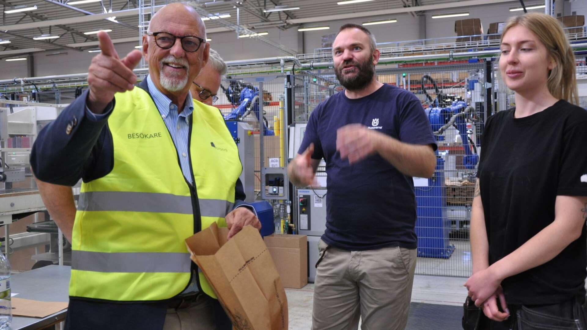 EU-minister Hans Dahlgren (S) på besök hos papperspåstillverkaren Norbag AB i Bengtsfors. På bilden syns han tillsammans med den tillförordnade plats- och produktionschefen Mikael Edman och medarbetaren Louise Nordqvist.