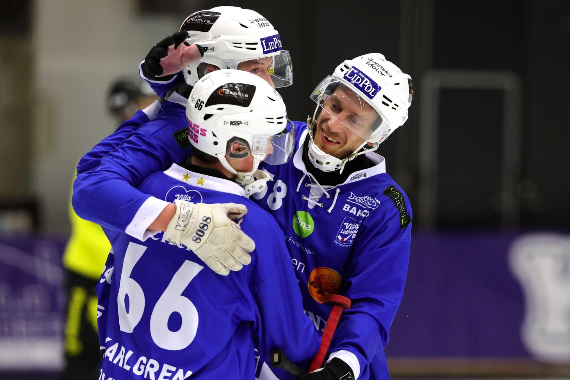 Felix Pherson och Erik Säfström gratulerar Alexander Karlgren. Och ”Säva” och Felix går en hård kamp i jakten på vinsten i assistligan.