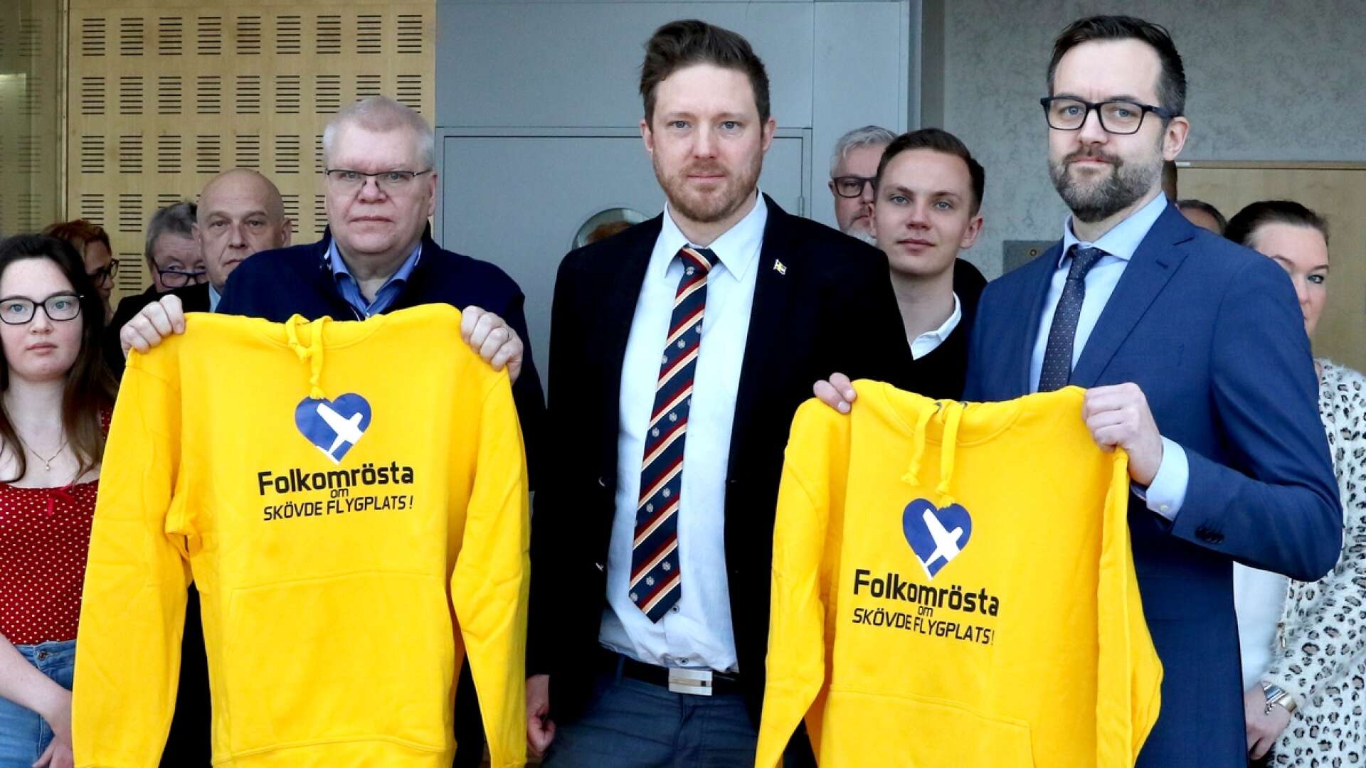 Sverigedemokraterna i Skövde ger stöd åt kampanjen för en folkomröstning om flygplatsen. Josef Fransson, Anders Friedländer och Jonas Eriksson med tröjor för kampanjen.