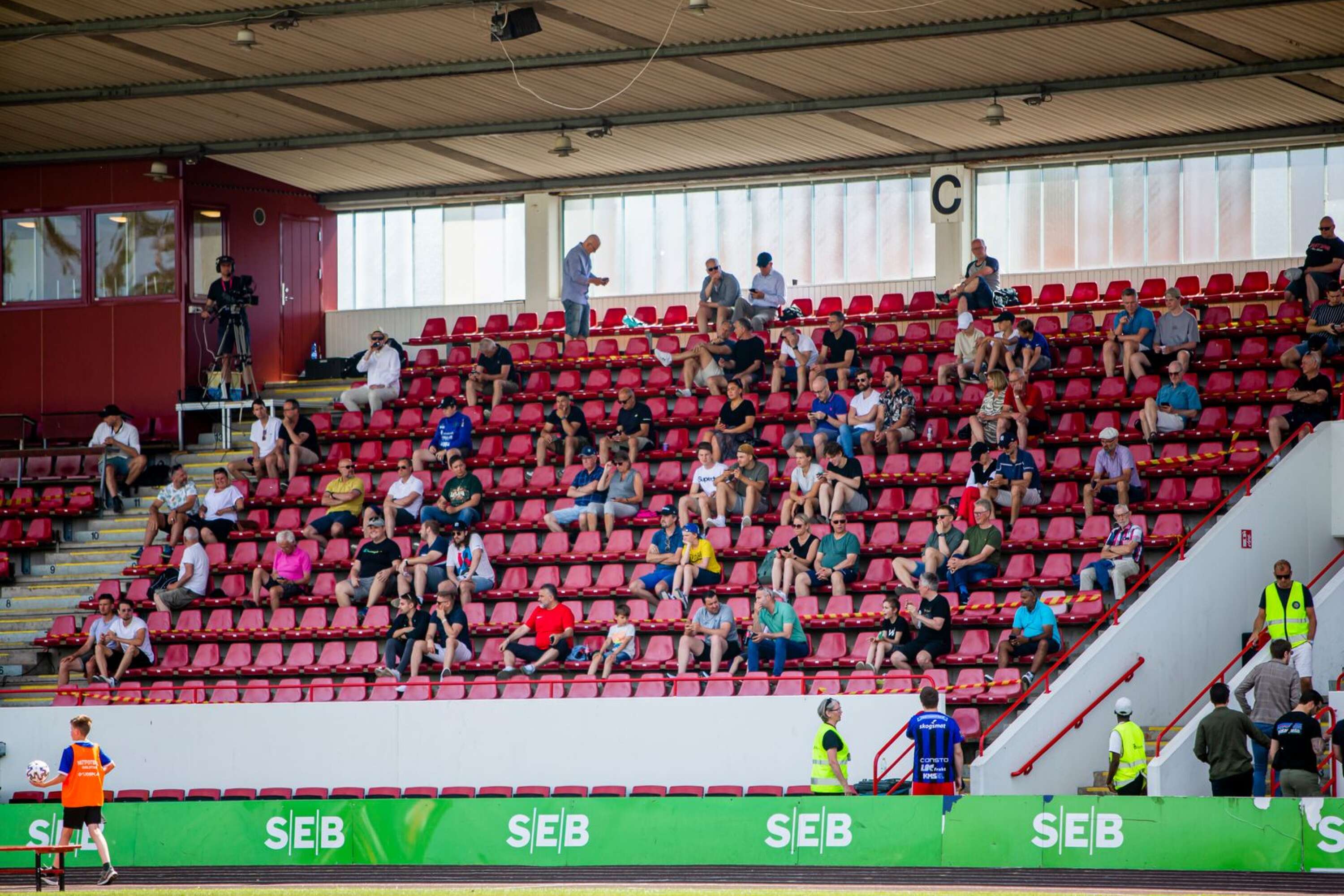 Publiktaket höjs och 500 personer får tas in på idrottsarenorna. 339 personer väljer att komma och se Karlstad Fotboll spela.