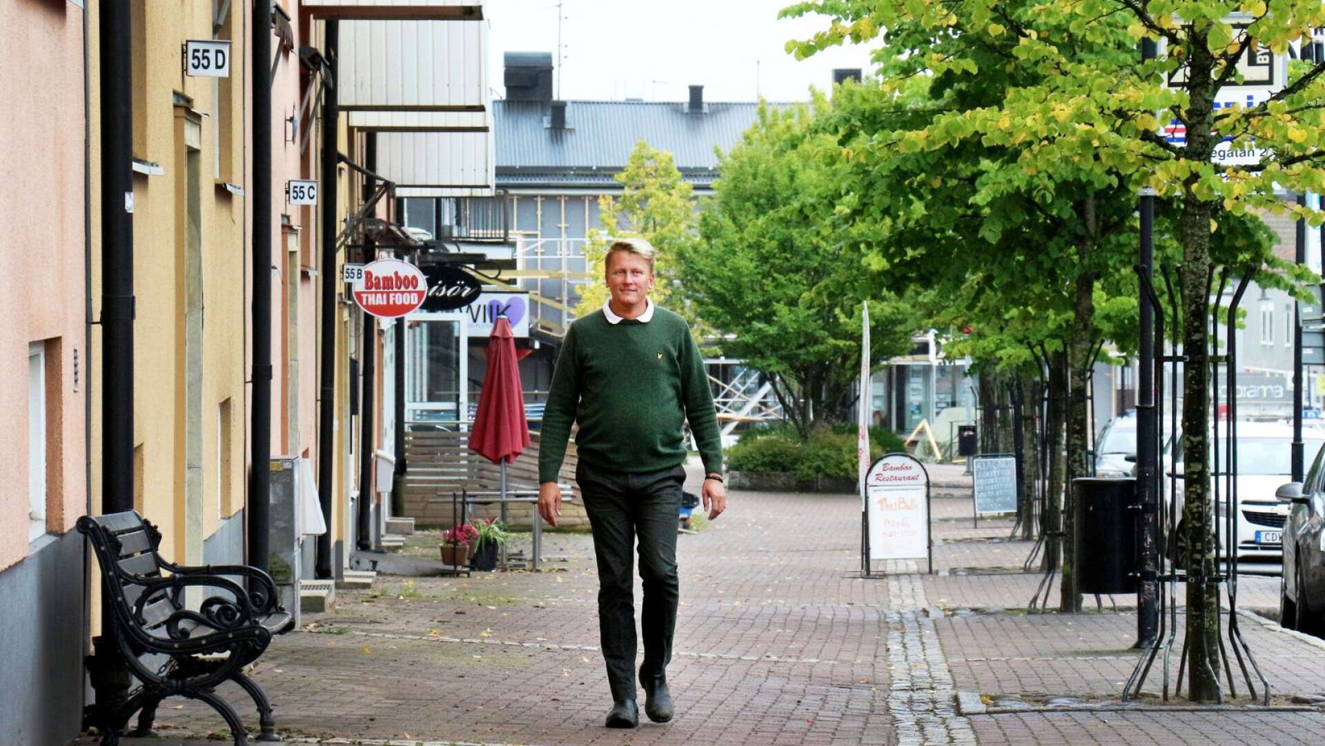 Årjängs kommunalråd Daniel Schützer (S) är stolt över att kommunens ekonomi går bra när många andra värmländska kommuner har det tufft.