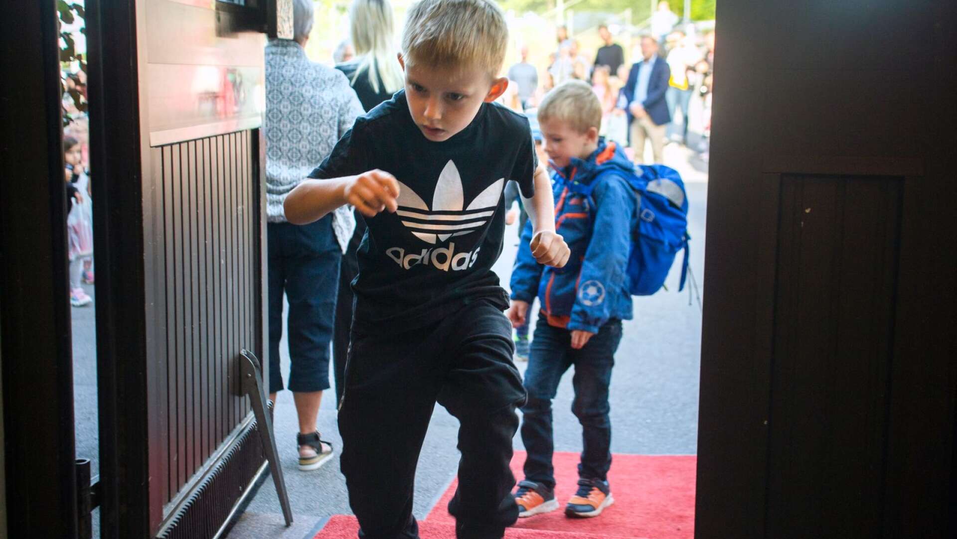 Theo Södervall, en av 55 elever som började förskoleklass på Rävåsskolan på måndagen. Med dansande steg tog han sig upp för röda mattan in i skolvärlden, där han lär befinna sig i många år. De som börjar förskoleklass i år kan ta studenten år 2033. 