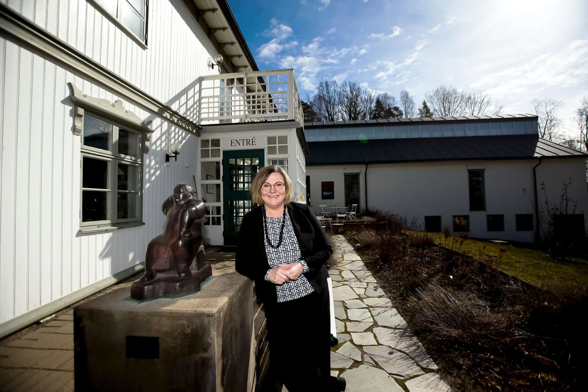 Anneli Strömberg lämnade ett chefsjobb inom kulturen på Region Dalarna och en liten gård i Hedemora därtill, när chansen till ett drömjobb i barndomsbygden dök upp. Men första året som Rackstadsmuseets chef liknar inget annat!