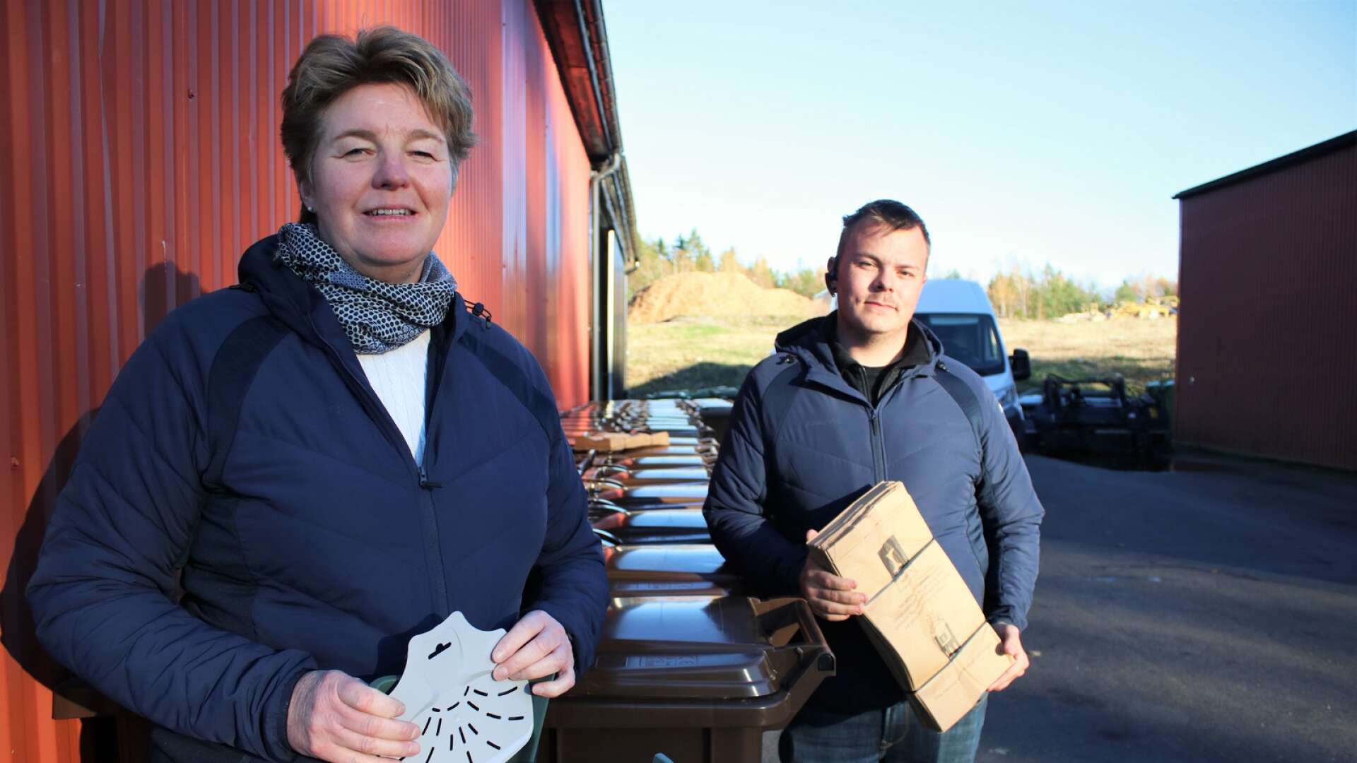 Carina Nylén, tillförordnad renhållningschef, och Robert Skoglund, driftchef på avfalls- och renhållningsenheten, med de nya kärlen för matavfall som nu börjar rullas ut i Åmål och Säffle.