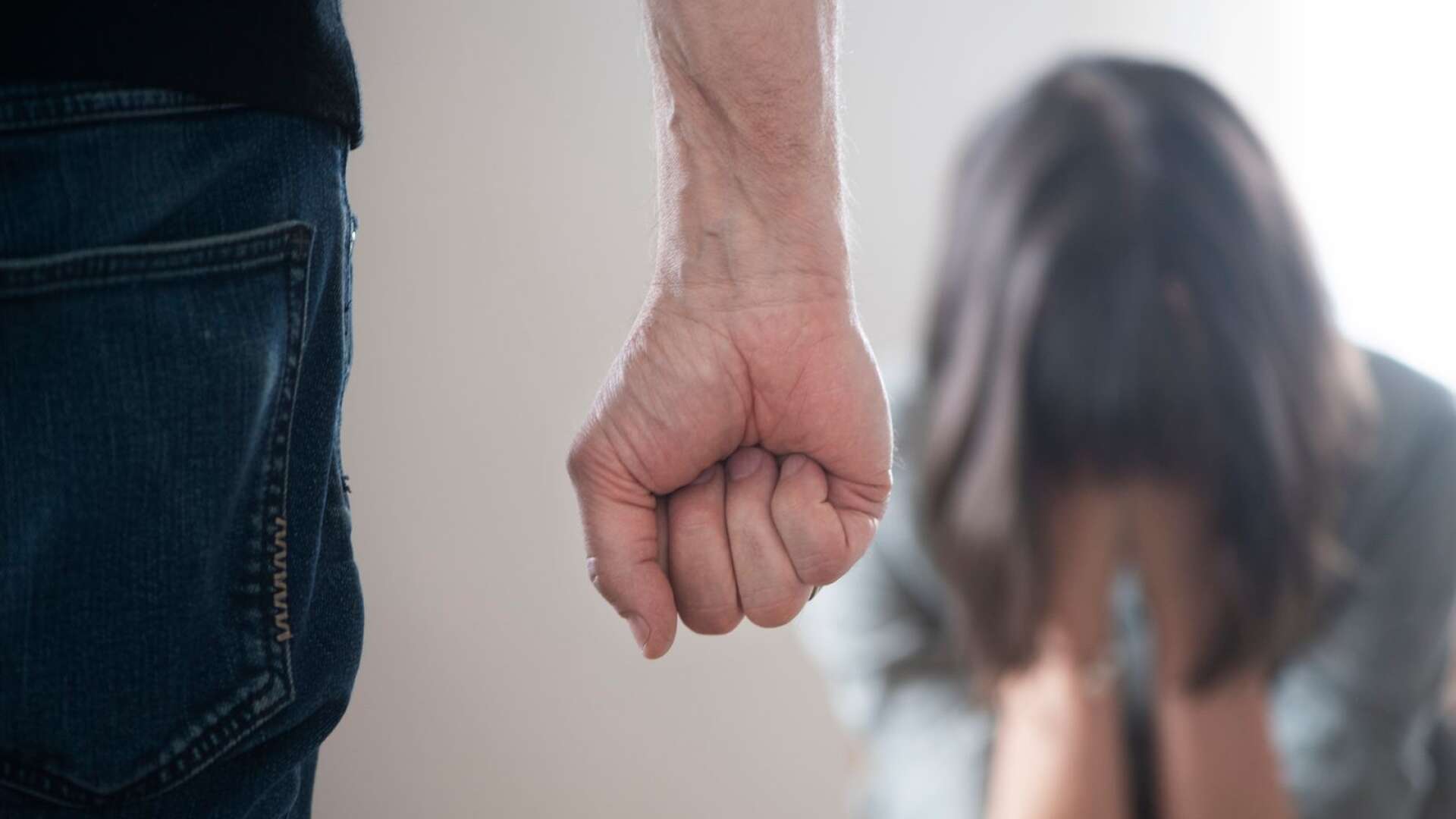 För att statistiken tydligt visar att män är överrepresenterade som förövare där kvinnor utsätts för våld, skriver Elvira Mulalic.