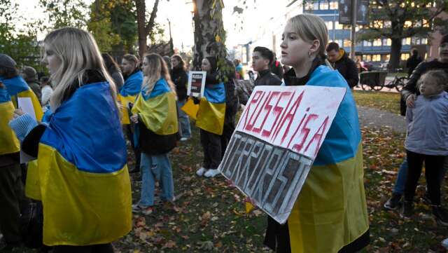 Demonstration till stöd för Ukraina på Fria Ukrainas Plats utanför Ryska ambassaden i Stockholm 10 oktober. 