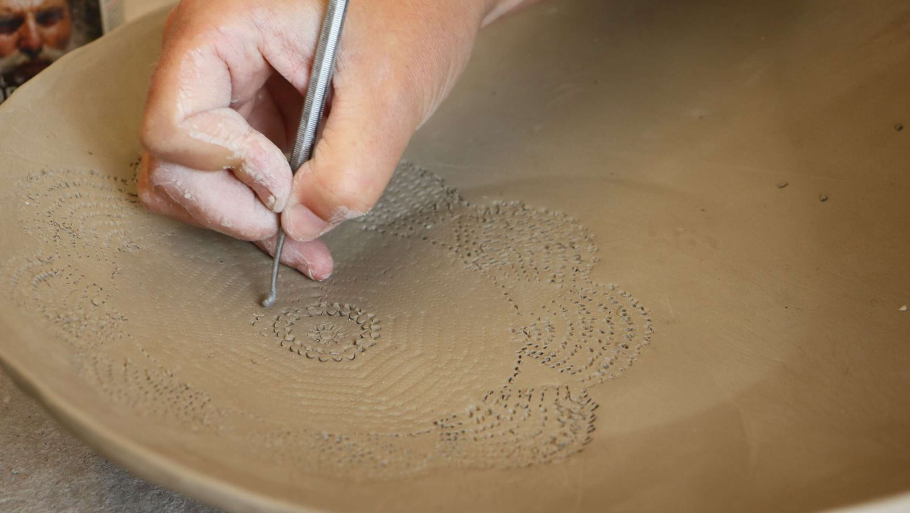 Ida Brandberg visar att keramik kan vara ett detaljerat skapande. 