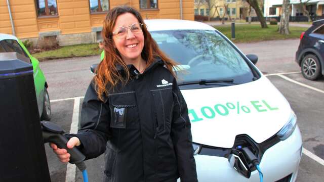 Lina Eklund Svensson ser positivt på att kunna hyra ut bostadsbolagets elbilar under kvällar och helger när de annars inte används.