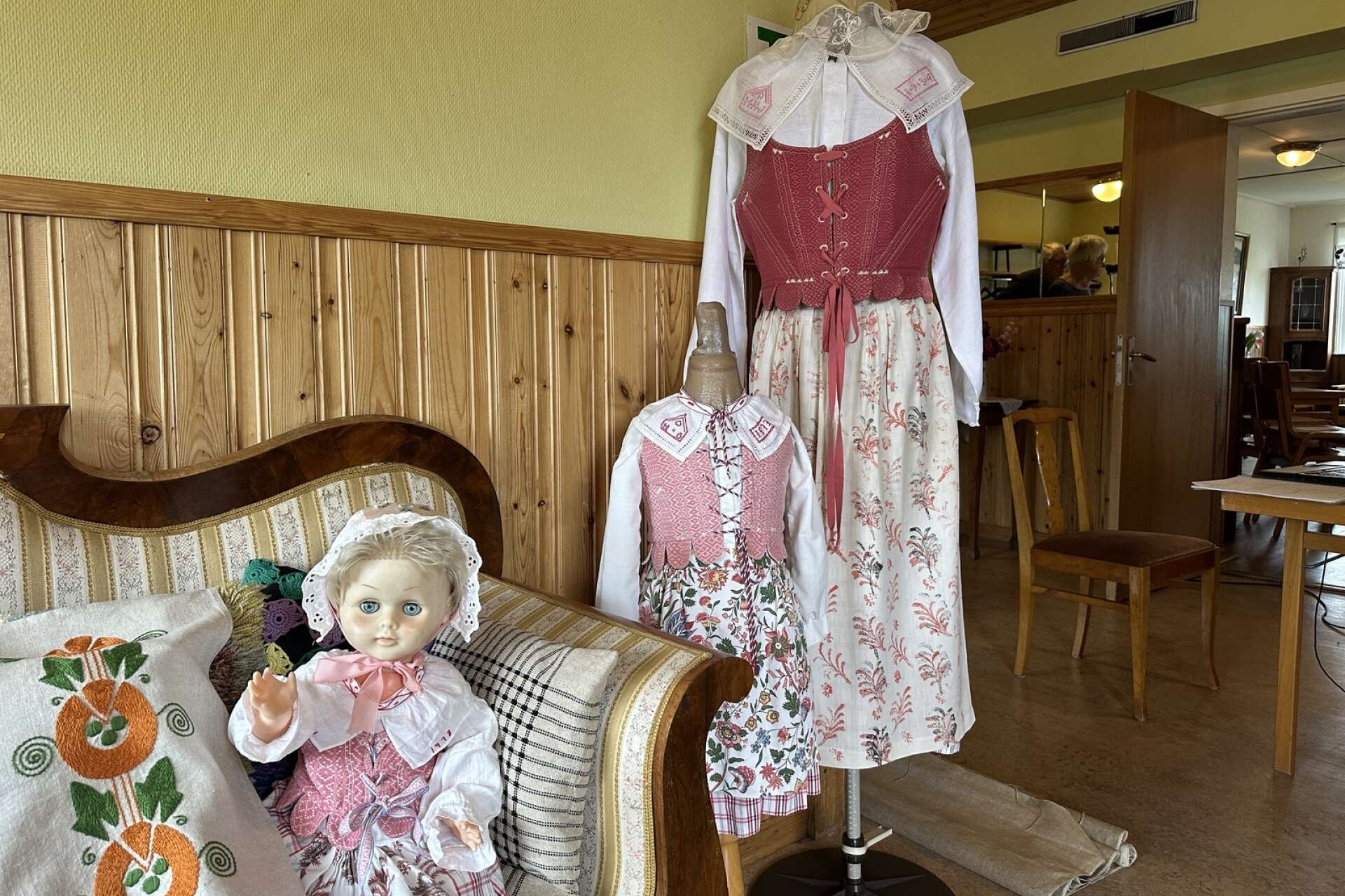 Rackebydräkten i olika storlekar. Ann-Marie Hjalmarsson sydde dockans dräkt till dottern när hon var liten. 