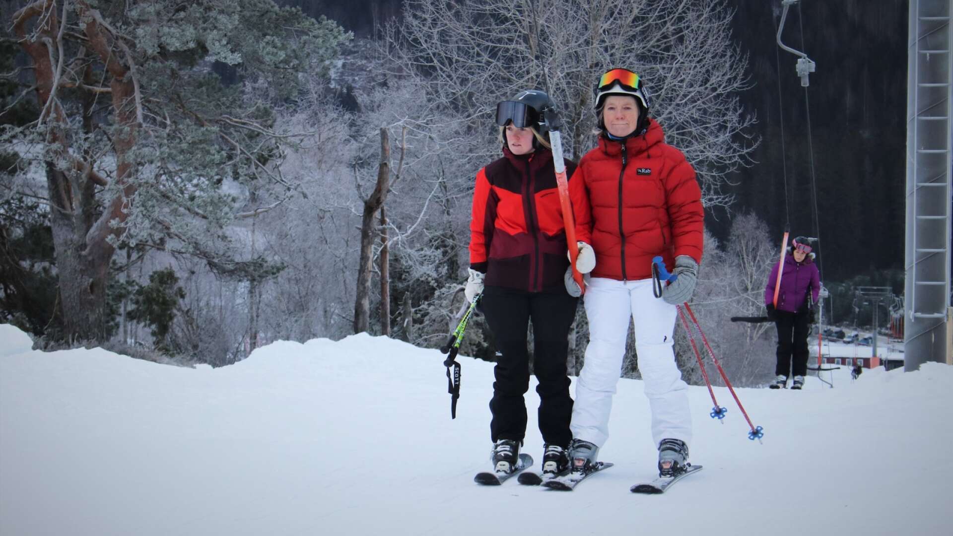 Intresset var stort när Högheden öppnade för säsongen på måndagen. Maria och Ingela Kristoffersson från Åmål, nyss hemkomna från julfirande i Branäs, passade på att åka lite skidor i hemmabacken. 