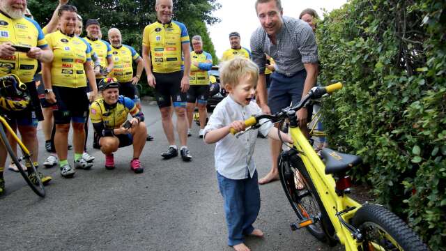 Oj, är den min ! Josef Grunselius var glad för sin cykel i Team Rynkebys färger.