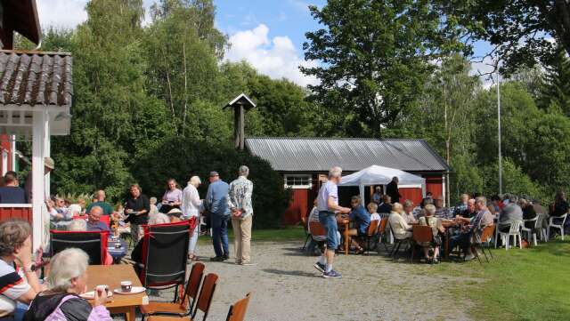 Kakkalas vid Svartå hembygdsgård lockade ett hundratal fikasugna besökare.