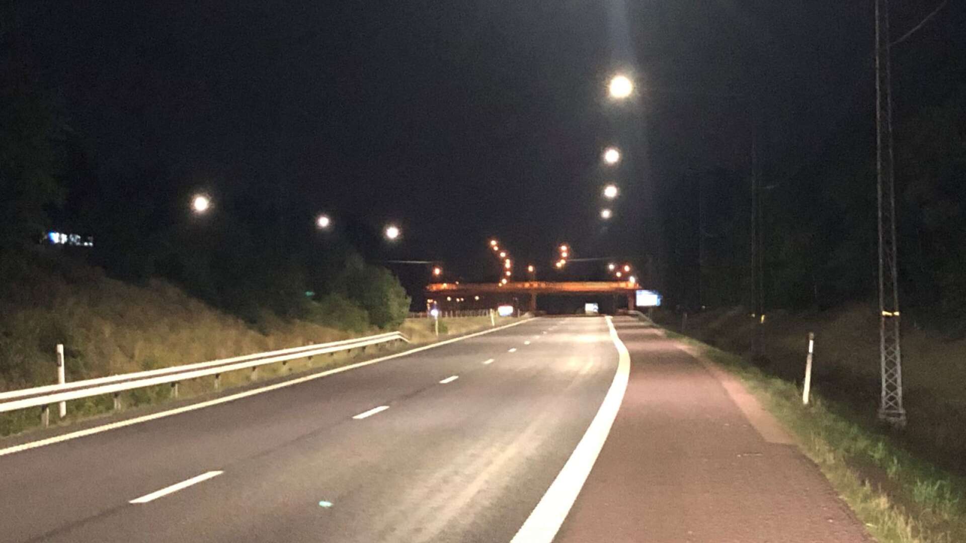 Trafikverket har satt upp ny ljusstark LED-belysning på E18 mellan Hultsbergsmotet och Bergviksmotet på E18 genom Karlstad. Planen är att förse hela stadsmotorvägen med LED-belysning inom några år.