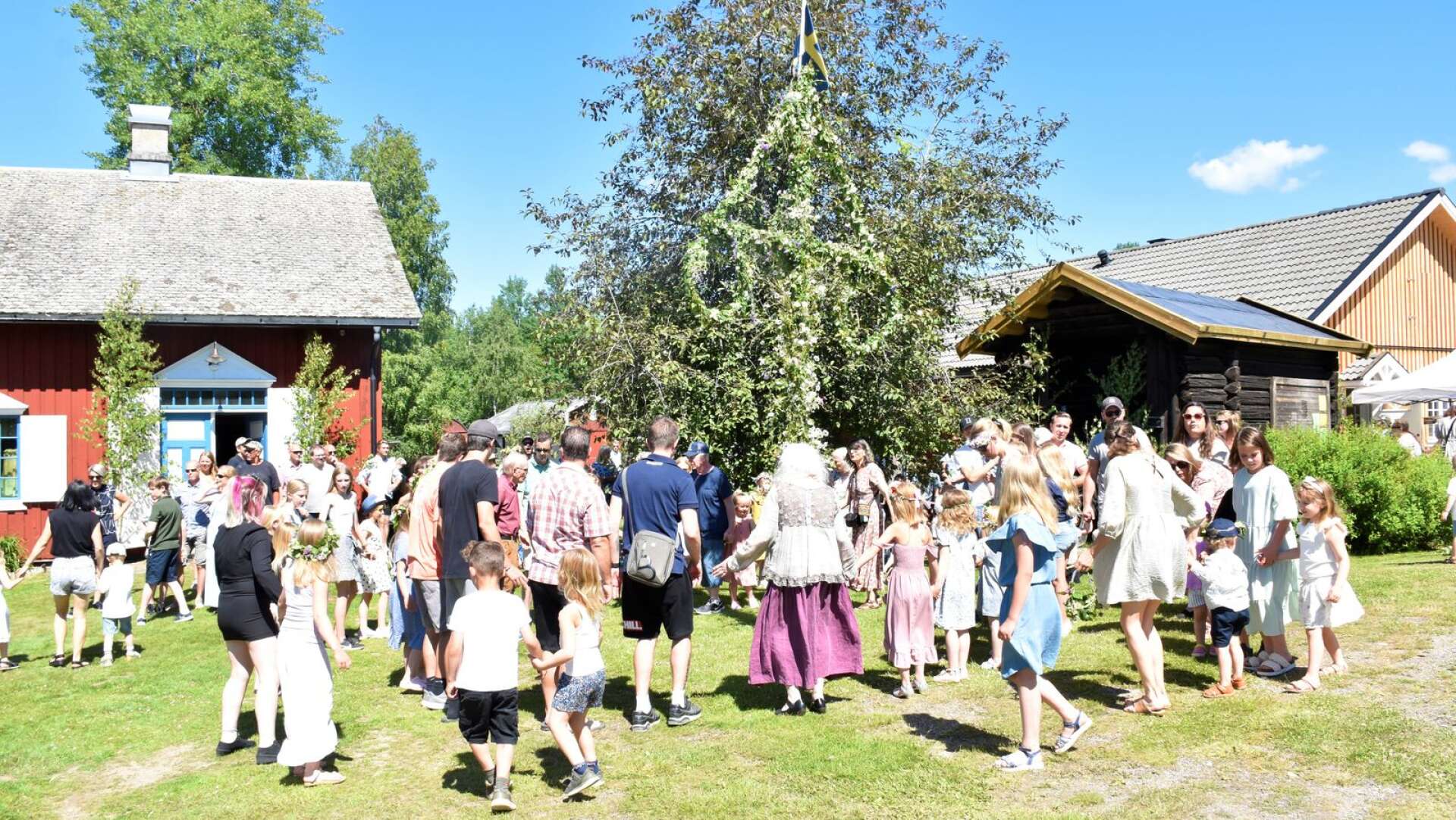 Under årets midsommarafton kunde man äntligen samlas. I år blev det traditionella firanden på många håll runt om i Arvika och Eda. 