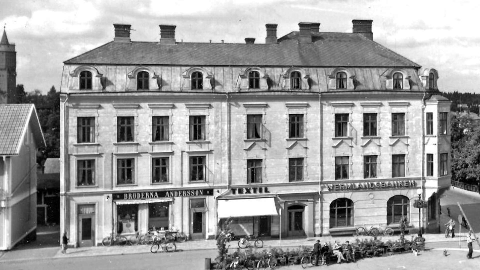 Så här såg huset ut på 1950-talet. Bröderna Anderssons charkuteriaffär till vänster, garnaffären Textil i mitten och Wermlandsbanken till höger.