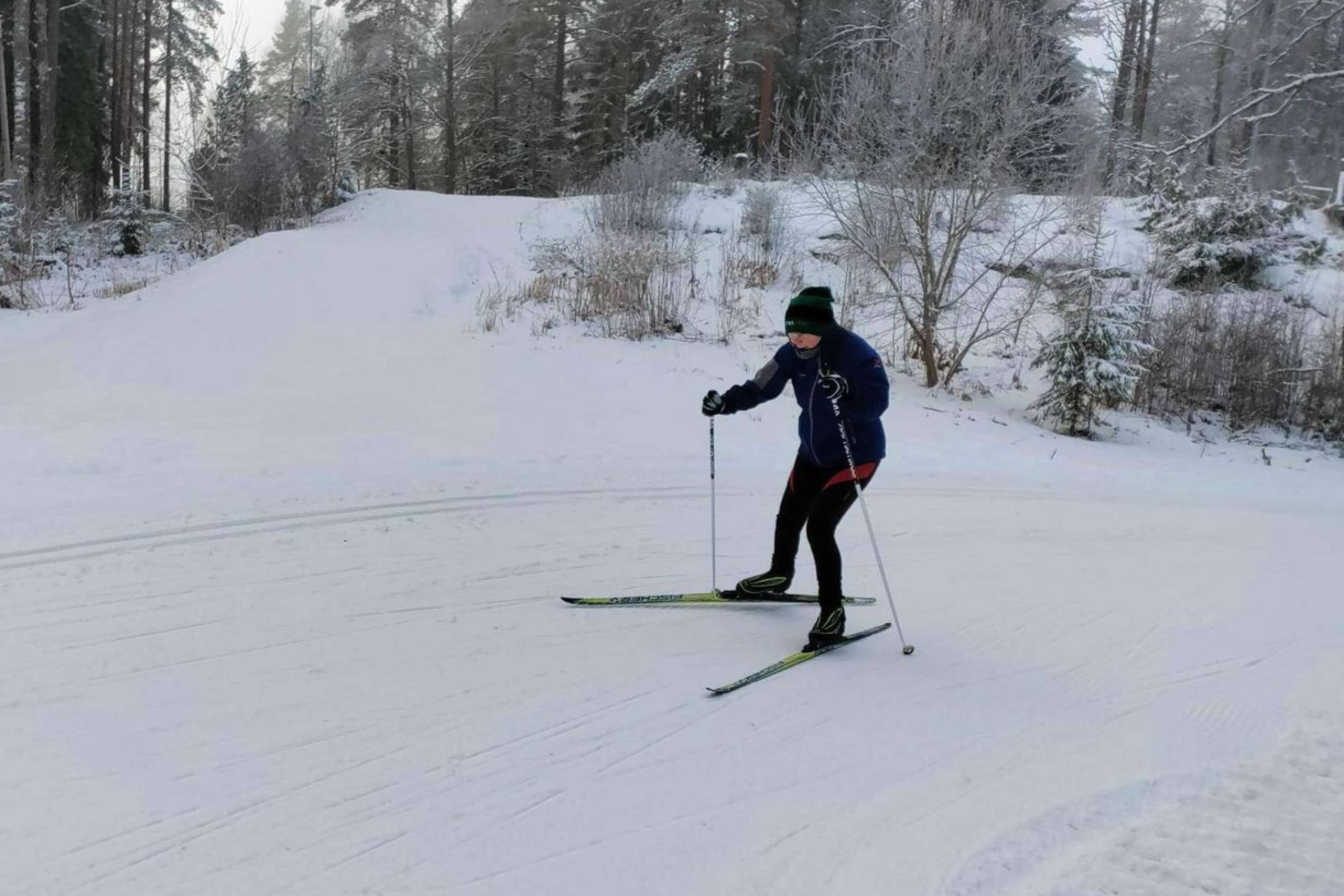 Bara ett drygt halvår efter den svåra olyckan i skidtunneln ställde sig Anna-Karin på ett par skidor igen. Vanlig stakning fungerade inte. Då blev hon alldeles för yr. Men skejta gick bra!