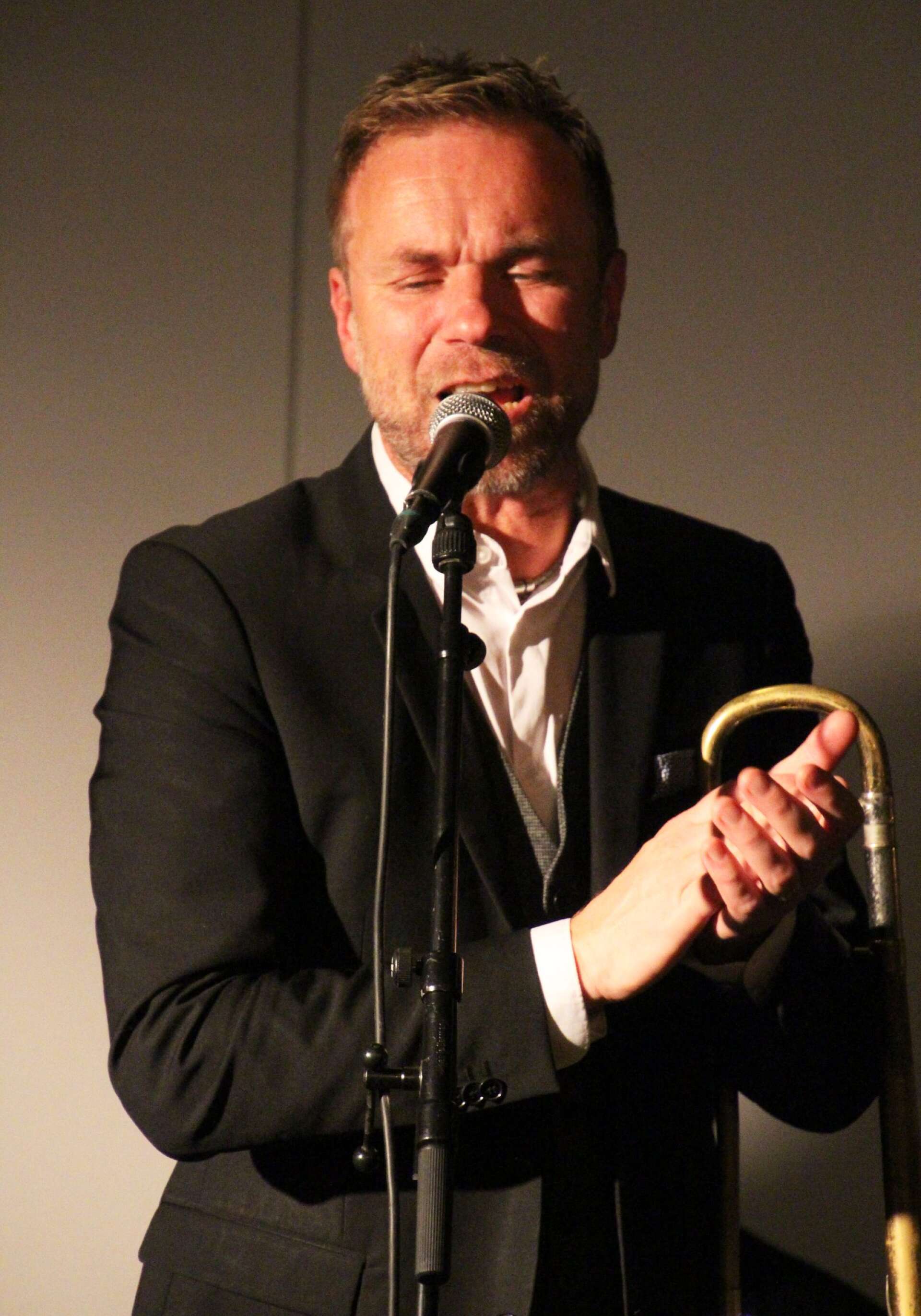 Niklas Carlsson underhöll publiken inte bara med sin stora musikalitet, utan även med sitt slagfärdiga mellansnack. Dessutom fyllde han år, och sjöng Ja må han leva till sig själv.