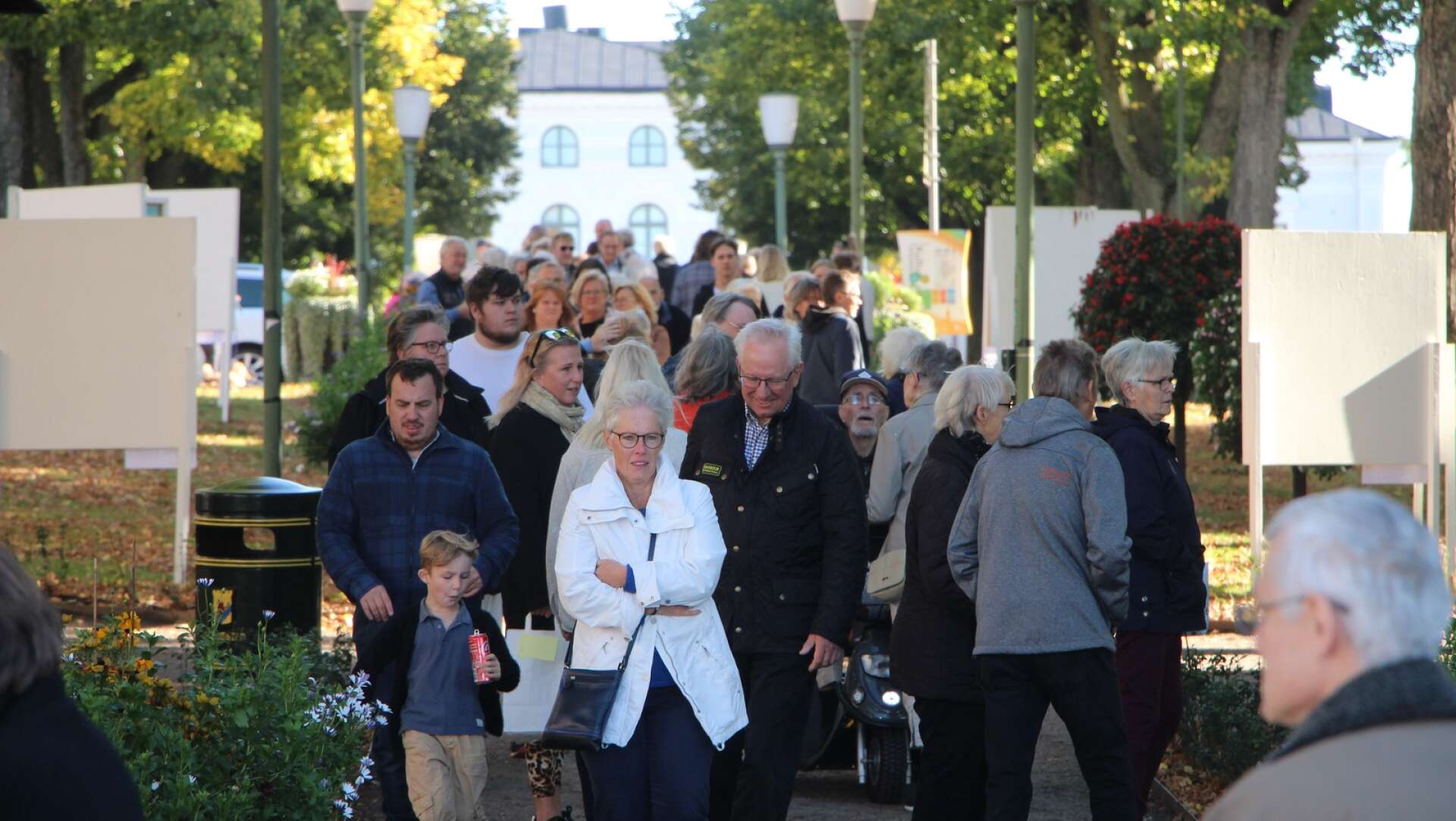 Bilden kommer från Skördefesten förra året, som lockade många ut på stan i Mariestad.