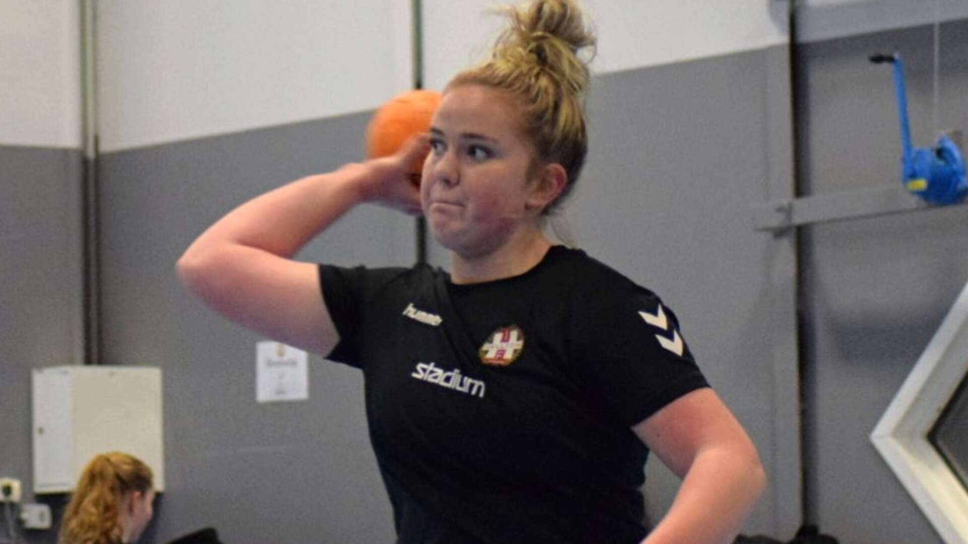 Klara Johansson från Säffle spelar handboll i Karlstadlaget Hellton IF och har nyligen blivit uttaget till Värmlandslaget samt till att spela Sverigecupen i april - ett mål som hon hoppas kan ta henne ännu ett steg närmare landslagdrömmen.