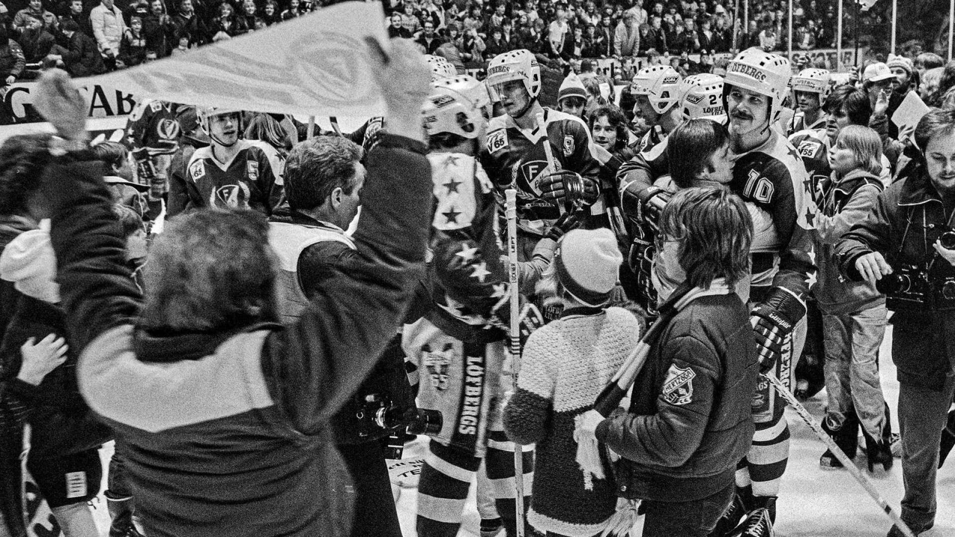Överlyckliga hockeysupportrar stormade isen efter att det stod klart att Färjestad BK tagit sitt första SM-guld i ishockey 1981.