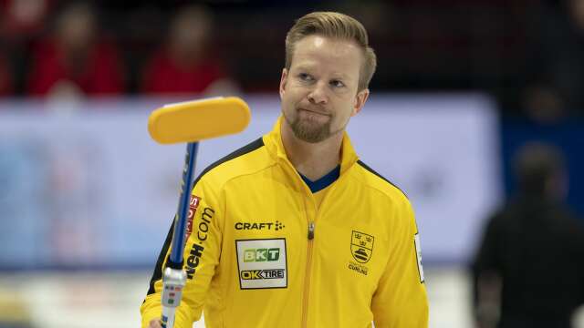 Niklas Edin och de andra i svenska laget måste vinna mot Turkiet på torsdagen för att ha chans på slutspel i curling-EM.