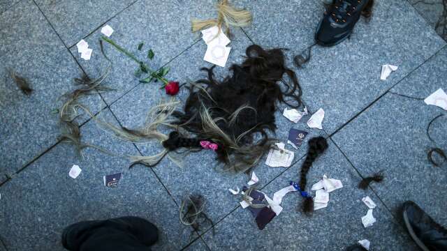 Kvinnor har klippt av sig sitt hår i en action i Istanbul, för att stöda protesterna i Iran.