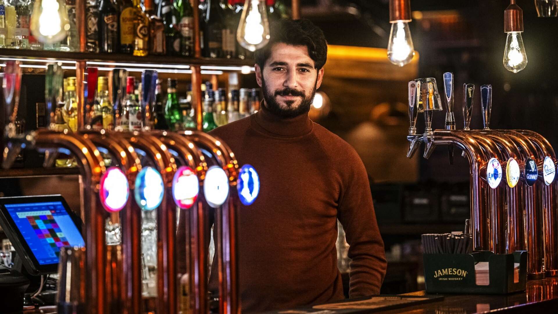Nowzad Hashim i baren på The Bull Bar.