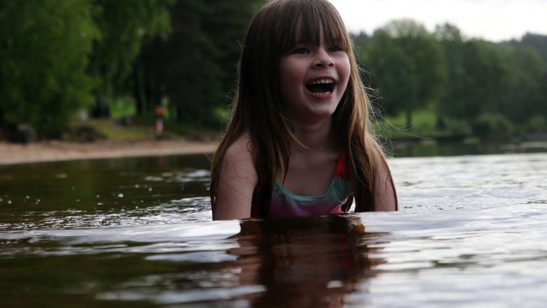 Elsa Gustafsson, 5 år, tyckte att det var roligt att få doppa sig i Östra Örten, även om vädret för stunden inte var det bästa.