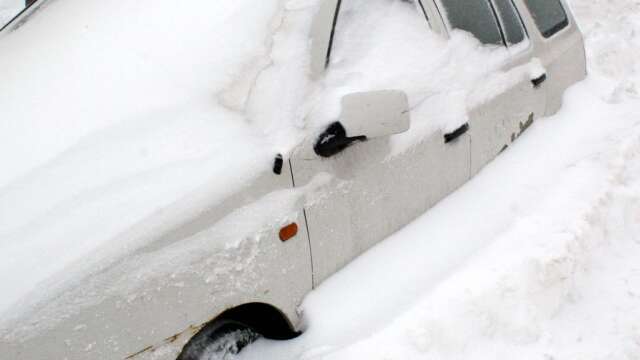 Varför får felparkerade bilar inte böter vintertid, undrar insändarskribenten.