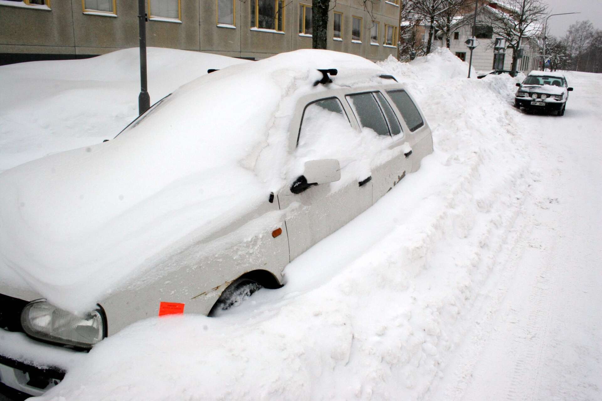 Varför får felparkerade bilar inte böter vintertid, undrar insändarskribenten.
