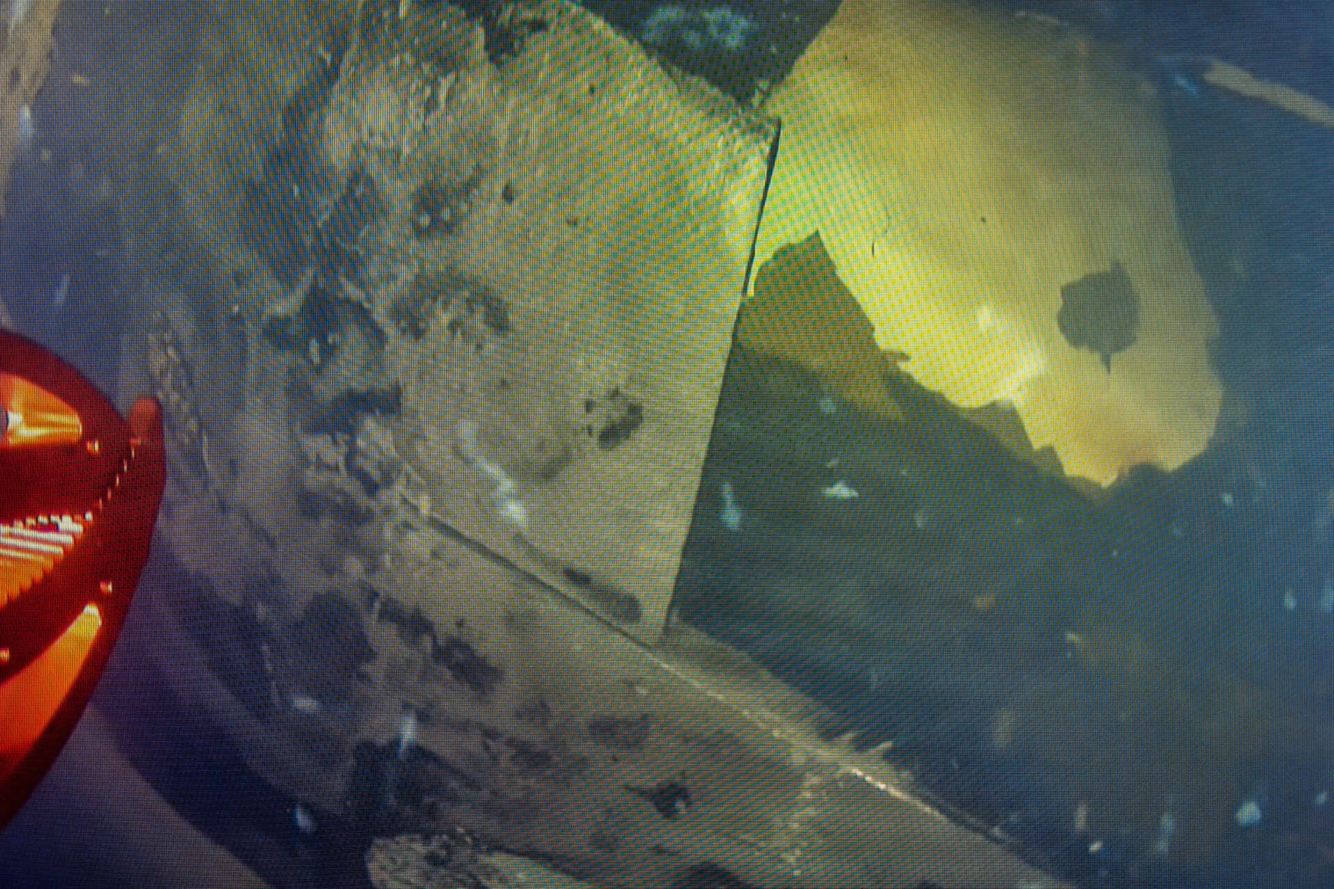 Foto av filmen på sprickan på styrbordssidan. Här kan man också se var provet är bortsågat från en tidigare dykning.