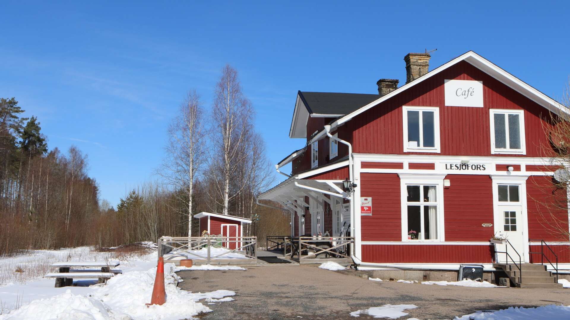 I Lesjöfors järnvägsstation finns det nu ett café och en inredningsbutik.  