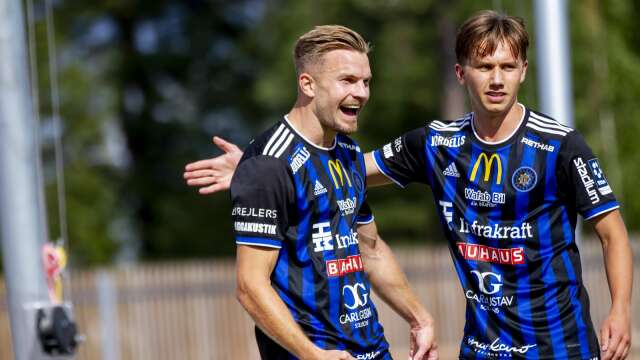 Erik Björndahl (till vänster) och Oscar Kihlgren jublar efter ett av säsongens KF-mål.