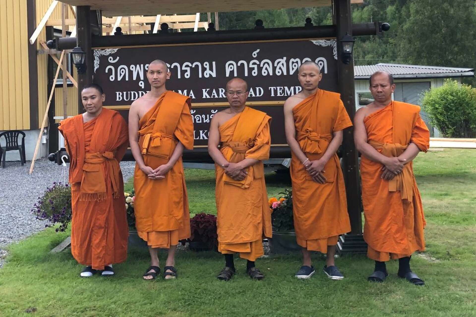 Prakru Samumongkolchai, Pra Sahaphol Parawaro, Prakru Thanong, Pra Sarawut Mahawaro och Pra Somsak blev vigda till munkar på buddhisttemplet Buddharam Temple i Grums. Start från Åmål stannade fyra dagar i templet.