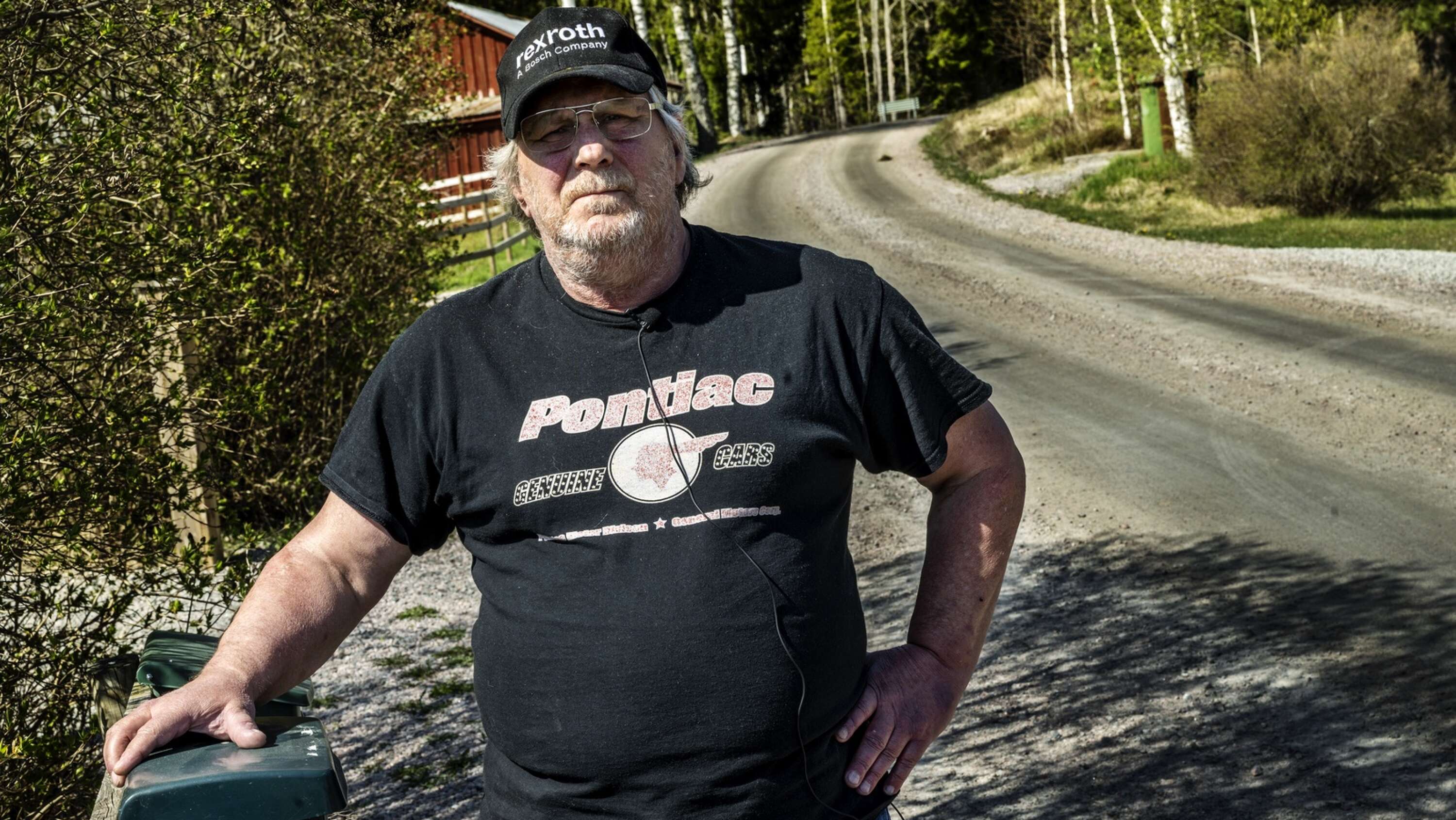 Ulf Hermansson behöver korsa vägen för att hämta posten. För att vara på säkra sidan vänder han numera ryggen till vägen om det skulle komma en bil på grusvägen.